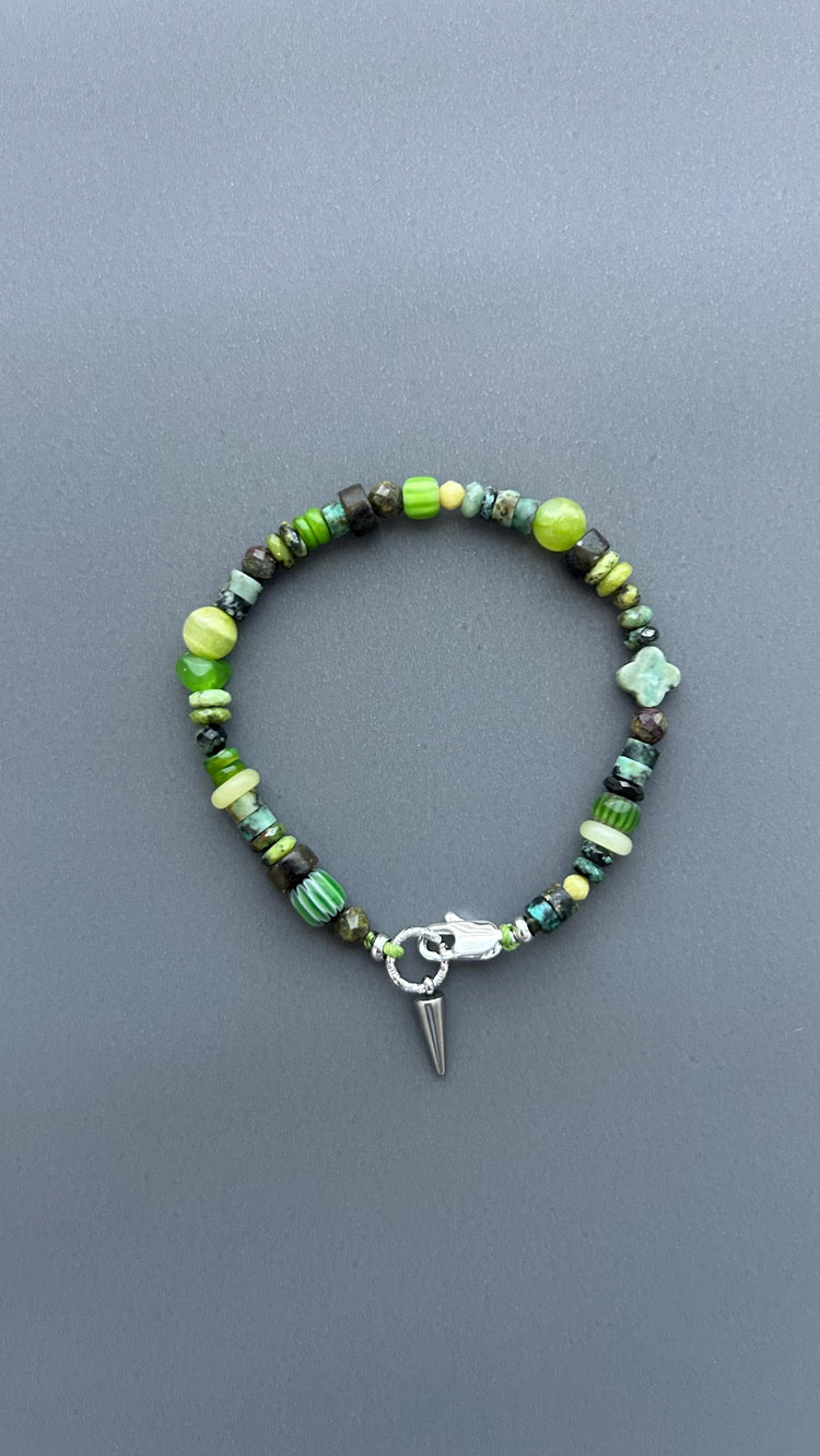 Green Gemstone Beaded Bracelet, Natural Stone Bracelet with Silver Spike Charm, Boho Stretch Bracelet, Unisex Layering Jewelry, Gift for Him