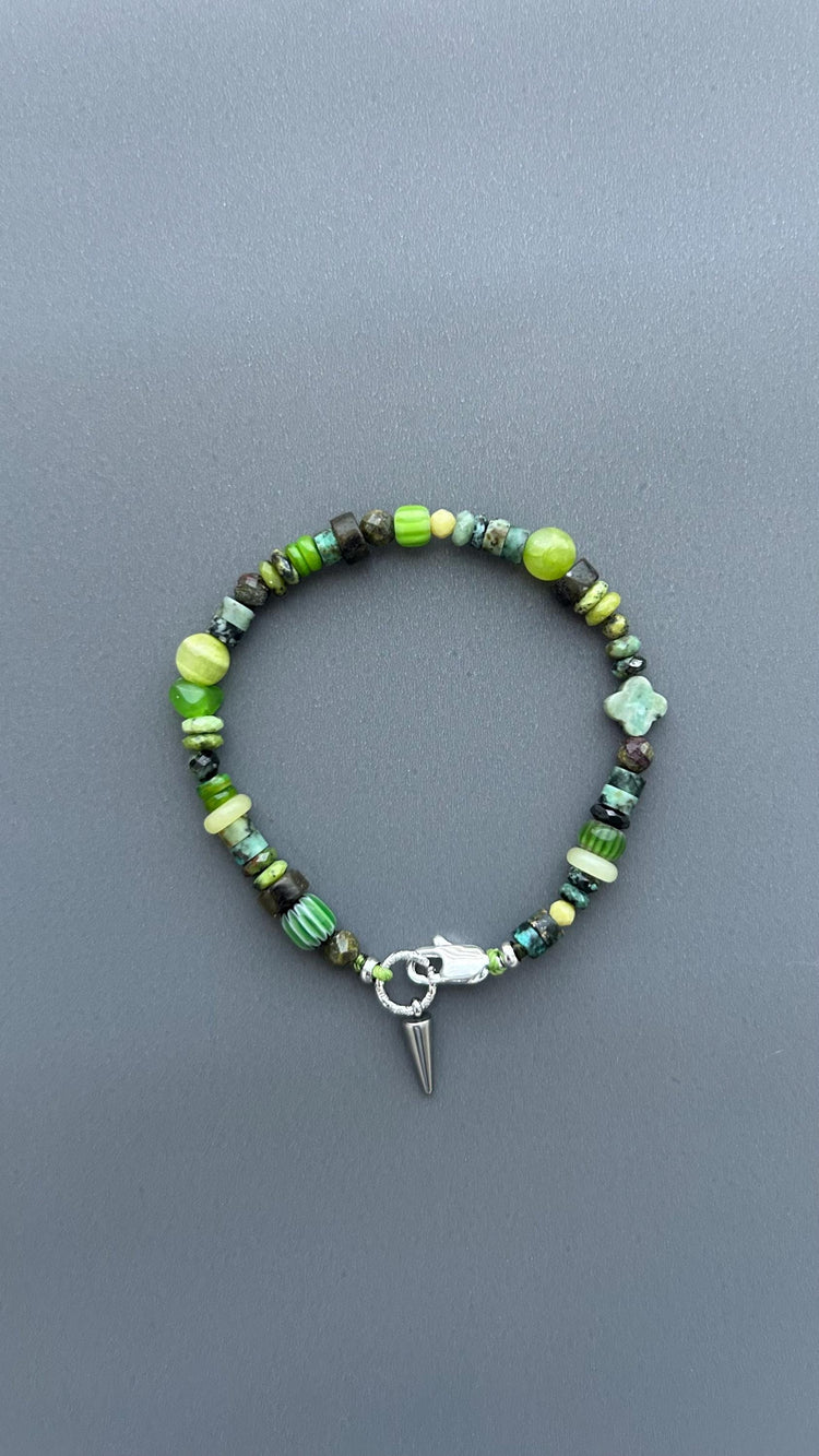 Green Gemstone Beaded Bracelet, Natural Stone Bracelet with Silver Spike Charm, Boho Stretch Bracelet, Unisex Layering Jewelry, Gift for Him